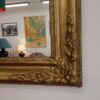 Miroir mural ancien doré en bois avec sculptures florales – Image 2