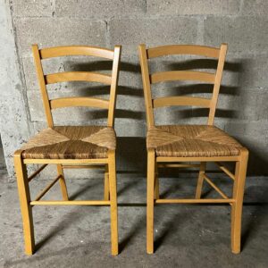 Paire de chaises en bois ancien et cannage. – Copier