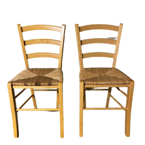 Paire de chaises en bois ancien et paillage