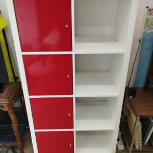 bibliothèque étagère kallax Ikea blanche placards rouges.
