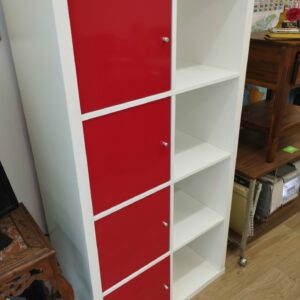 bibliothèque étagère kallax Ikea blanche placards rouges.