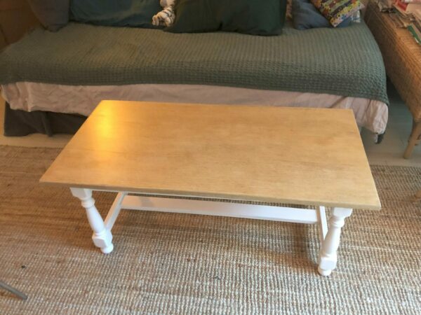 Table basse en bois et pieds blancs – Image 3