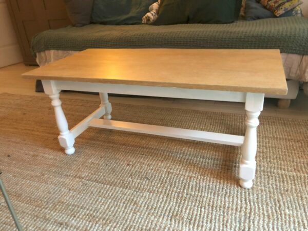 Table basse en bois et pieds blancs – Image 2