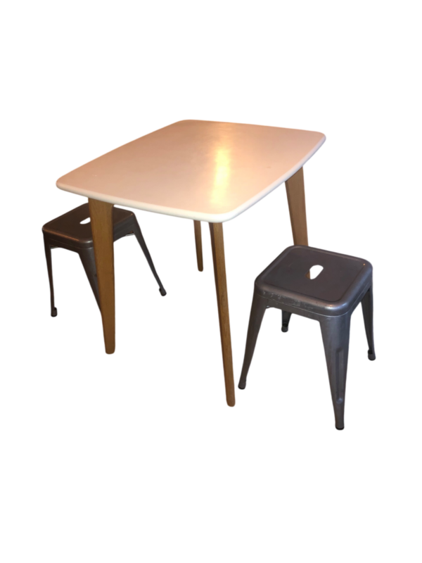 Table salle à manger et 2 tabourets