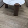 Table basse marbre blanc et habillage noyer – Image 3