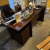 Grand bureau en bois foncé et son caisson de rangement – Image 3