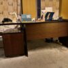 Grand bureau en bois foncé et son caisson de rangement – Image 2