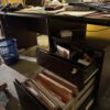 Grand bureau en bois foncé et son caisson de rangement – Image 4