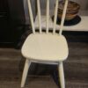 Ensemble petite table et 2 chaises bois blanc année 80 – Image 4