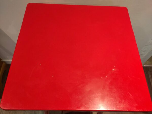 Table haute en métal rouge – Image 4