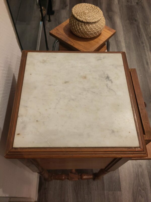 Table de chevet en bois avec marbre blanc – Image 4