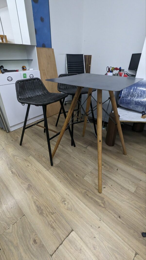 Table haute / mange debout avec 2 tabourets – Image 5