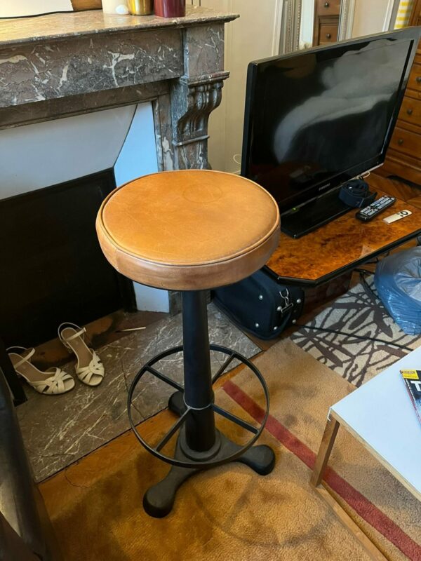 Tabouret industriel avec assise rembourrée en cuir – Image 2