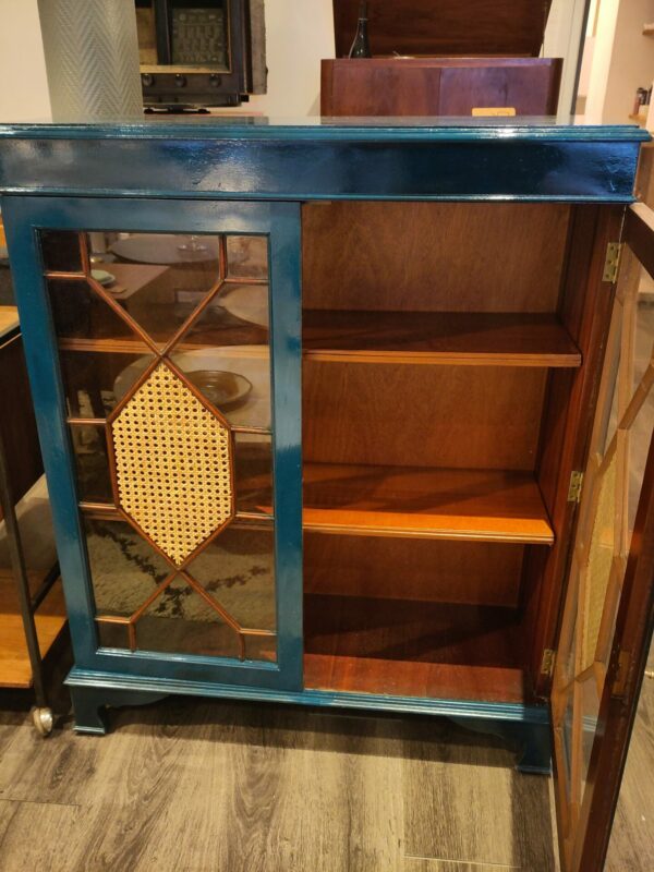 Meuble vitrine en bois bleu et cannage – Image 3