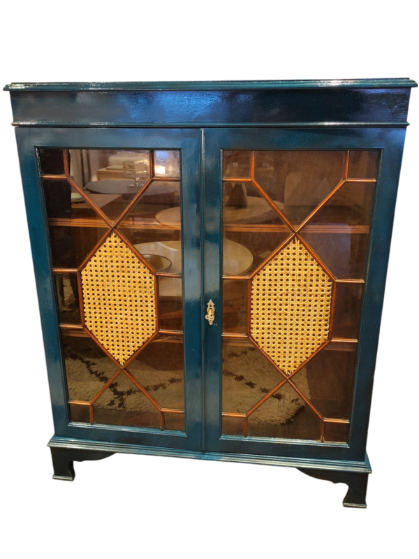 Meuble vitrine en bois bleu et cannage