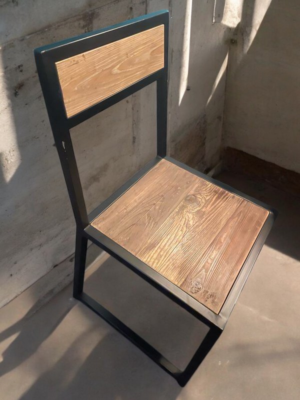 Table style industriel métal et bois + 8 chaises – Image 3