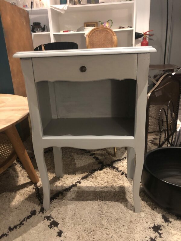 Table de chevet ancienne repeinte en gris clair – Image 2