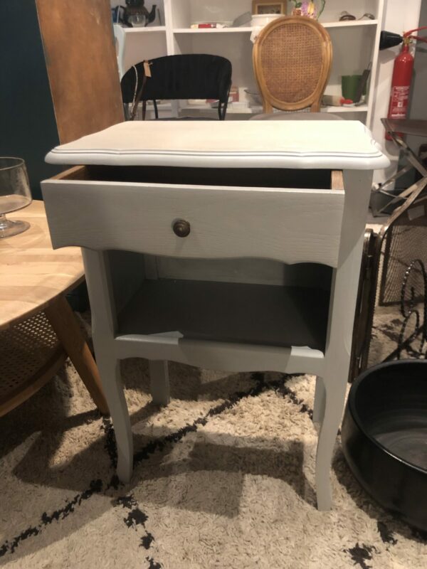 Table de chevet ancienne repeinte en gris clair – Image 3