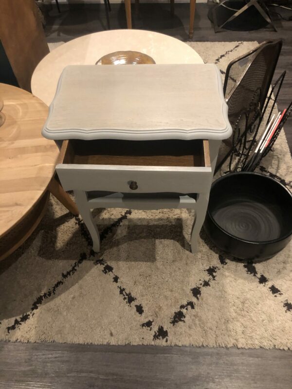Table de chevet ancienne repeinte en gris clair – Image 4
