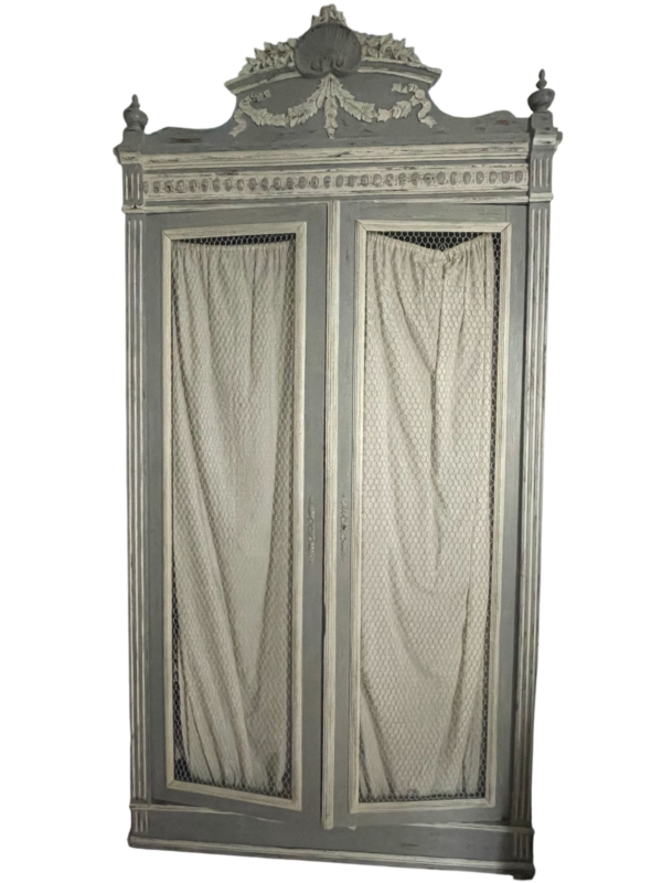 Armoire ancienne avec une belle patine grise claire