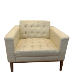 Fauteuil blanc cassé club cuir dans le goût de Florence Knoll