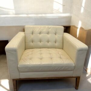 Fauteuil blanc cassé club cuir dans le goût de Florence Knoll
