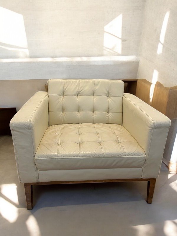 Fauteuil blanc cassé club cuir dans le goût de Florence Knoll – Image 2