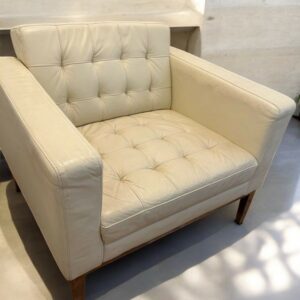 Fauteuil blanc cassé club cuir dans le goût de Florence Knoll