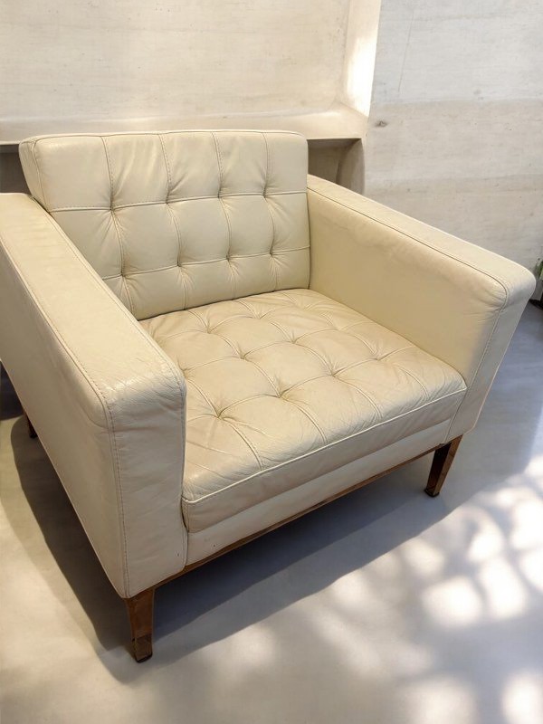 Fauteuil blanc cassé club cuir dans le goût de Florence Knoll – Image 3
