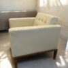 Fauteuil blanc cassé club cuir dans le goût de Florence Knoll – Image 4