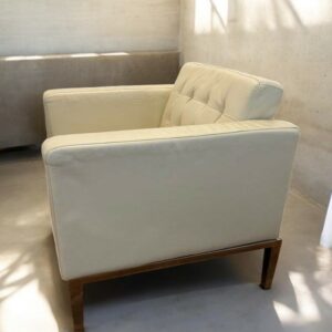 Fauteuil blanc cassé club cuir dans le goût de Florence Knoll