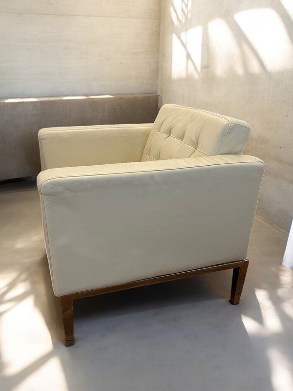 Fauteuil blanc cassé club cuir dans le goût de Florence Knoll – Image 4