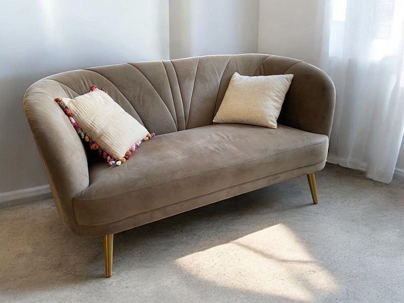 Magnifique canapé La Redoute 2 places en velours taupe – Image 2