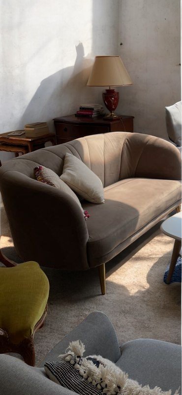 Magnifique canapé La Redoute 2 places en velours taupe – Image 3