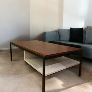 Table en bois/métal avec porte-revues intégré
