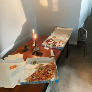Table en bois/métal avec porte-revues intégré