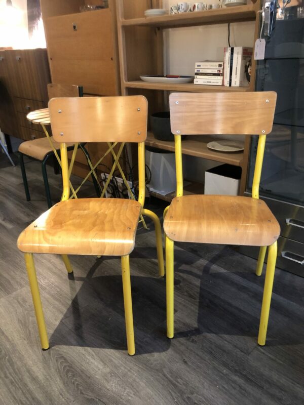 2 chaises d’école jaunes – Image 2