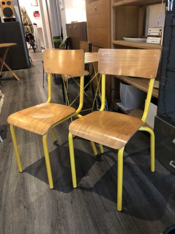 2 chaises d’école jaunes – Image 3