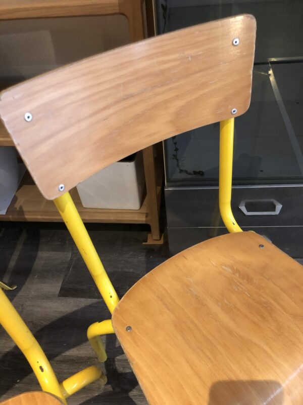 2 chaises d’école jaunes – Image 5