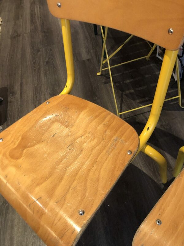 2 chaises d’école jaunes – Image 6