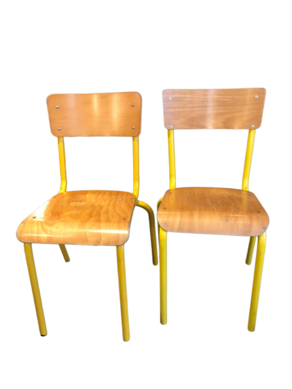 2 chaises d’école jaunes