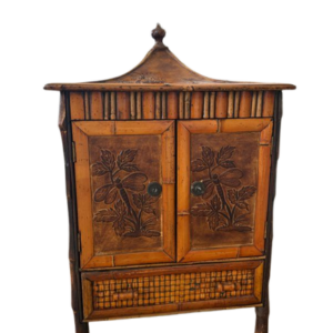 Petit meuble de rangement en bois et rotin sculpté