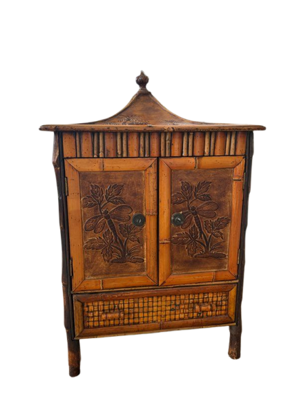 Petit meuble de rangement en bois et rotin sculpté