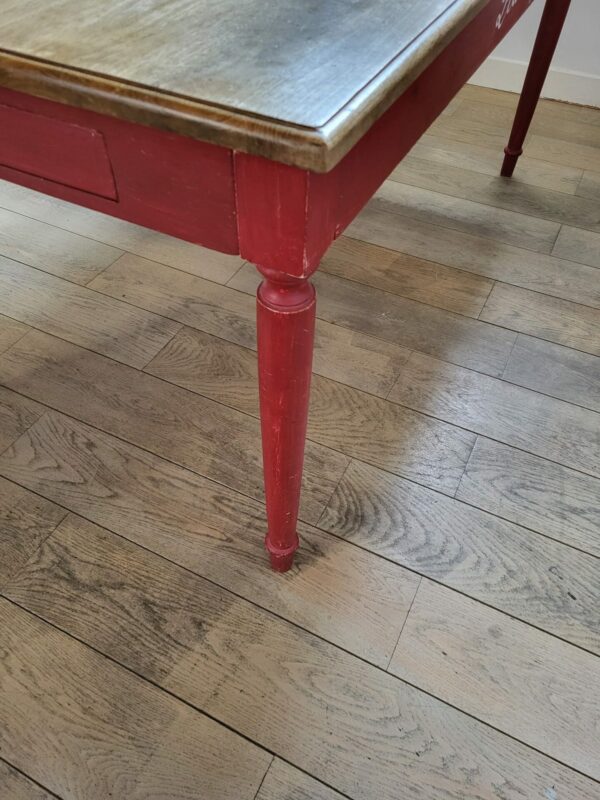 Table de salle à manger en manguier massif, peinture rouge Maison du monde – Image 11