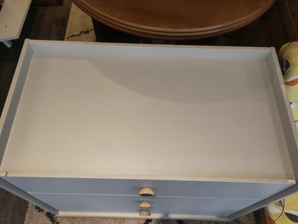 Commode grise avec 3 tiroirs – Image 3