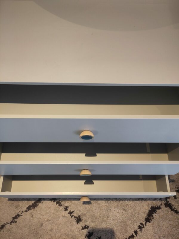 Commode grise avec 3 tiroirs – Image 4