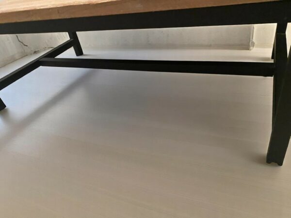 Table basse en acacia et pieds en fer noir – Image 4