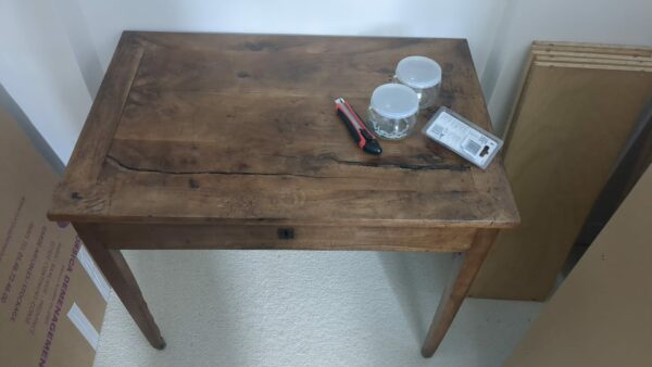 petite table en bois avec un tiroir – Image 3