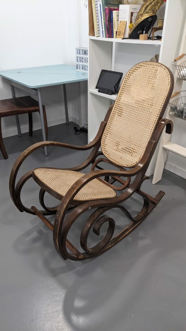 Fauteuil à bascule bois et cannage – Image 2