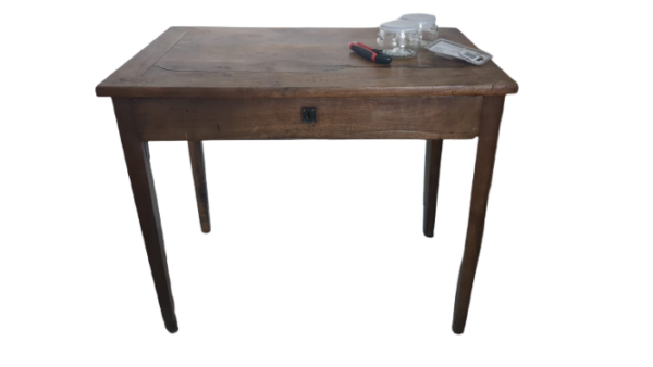petite table en bois avec un tiroir